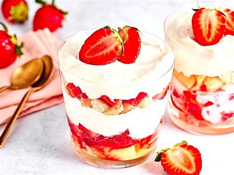 Erdbeer-Tiramisu im Glas mit Keksboden
