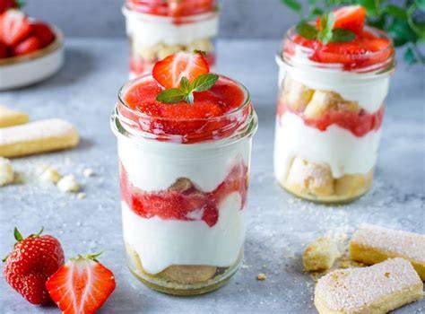 Erdbeer-Tiramisu im Glas mit Orangensaft-getränkten Löffelbiskuits