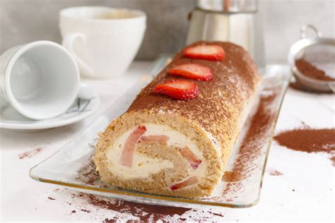 Erdbeer-Tiramisu-Biskuitrolle aufgeschnitten