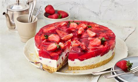 Erdbeer-Torte mit Vanillepudding und Tortenguss