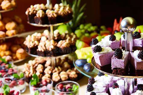 Erdbeer-Tortenvariationen auf einem bunten Kuchenbuffet