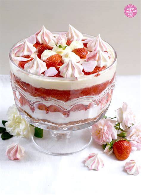 Erdbeer-Trifle geschichtet in einer großen Glasschüssel