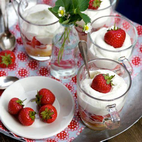 Erdbeer-Trifle im Glas
