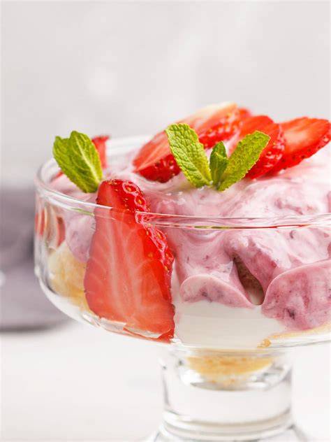 Erdbeer-Trifle mit Vanillepudding und frischen Beeren in Glasschüssel