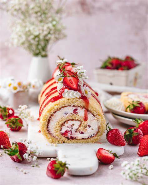 Erdbeer-Variationen: Blechkuchen, Biskuitrolle, No-Bake