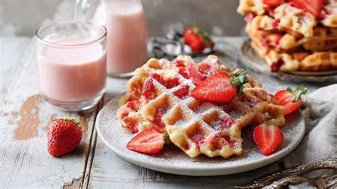 Erdbeer-Waffeln mit Nutella und Puderzucker