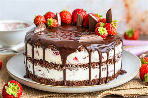 Erdbeer-Waldmeister-Torte mit Deko