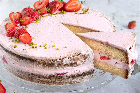 Erdbeercreme Torte aufgeschnitten mit Erdbeeren