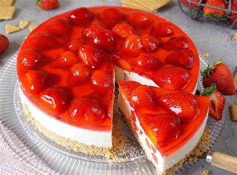Erdbeercreme Torte ohne Backen, Stück angeschnitten