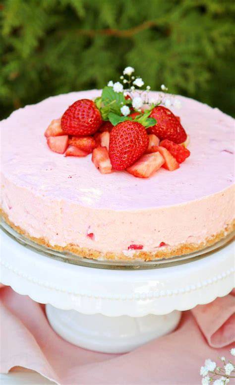 Erdbeercreme Torte ohne Backen, schön dekoriert auf einer Tortenplatte