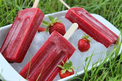 Erdbeereis im Becher mit frischen Erdbeeren und Minze, fröhlich sommerlich angerichtet