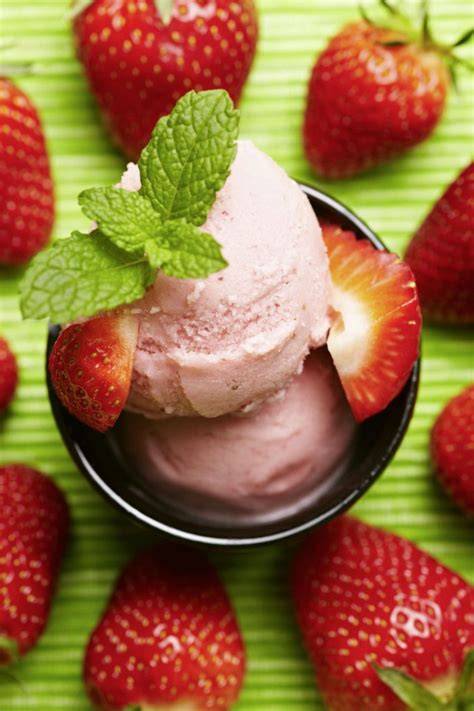 Erdbeereis servieren, Eisbecher mit Erdbeeren, Minze und Schokosauce