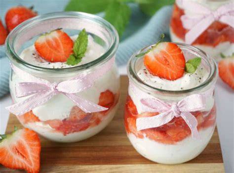 Erdbeeren, Quark und geschlagene Sahne als Zutaten