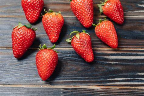 Erdbeeren auf Holzbrett