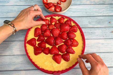 Erdbeeren auf Pudding verteilt