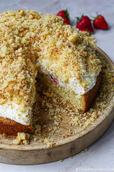 Erdbeeren auf angeschnittener Marzipan-Torte