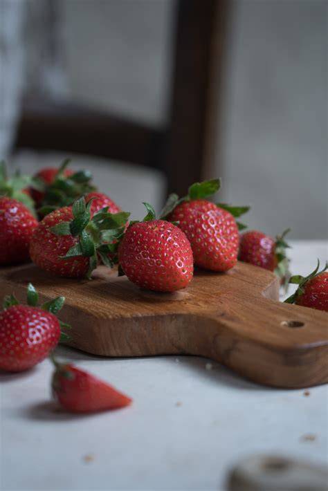 Erdbeeren frisch gewaschen auf Brett