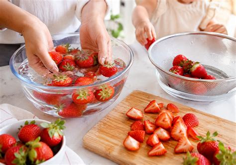 Erdbeeren korrekt vorbereiten und arrangieren