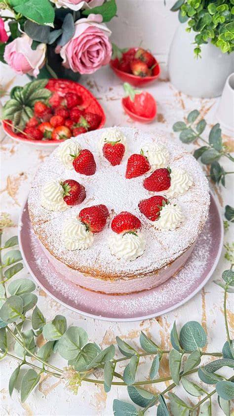 Erdbeeren kunstvoll auf der Mascarpone-Torte arrangiert