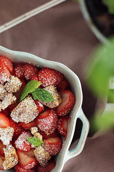 Erdbeeren mit Minze, Limette und schwarzen Pfefferkörnern