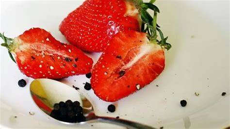 Erdbeeren mit einer Prise schwarzem Pfeffer als ungewöhnliches Aroma