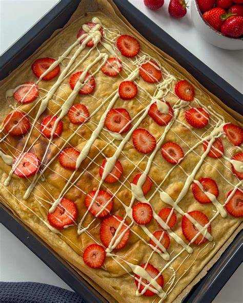 Erdbeeren mit weißer Schokolade auf Backpapier