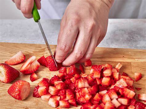 Erdbeeren putzen und würfeln
