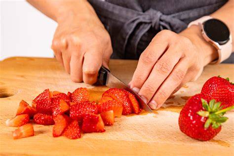 Erdbeeren schneiden und auf die Tarte legen, Schritt für Schritt