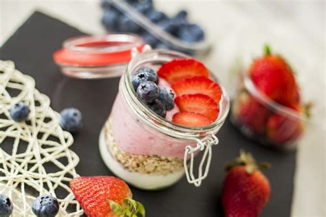 Erdbeeren und Haferflocken im Dessertglas