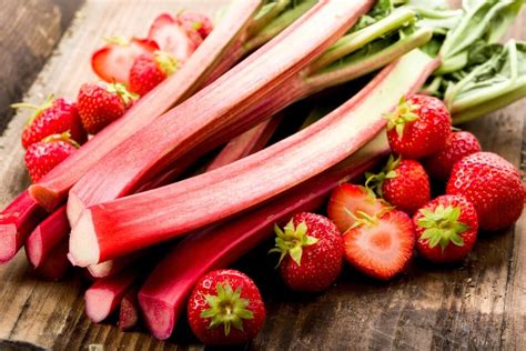 Erdbeeren und Rhabarber frisch auf dem Markt