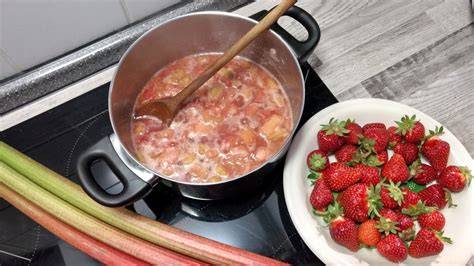 Erdbeeren und Rhabarber im Topf beim Köcheln