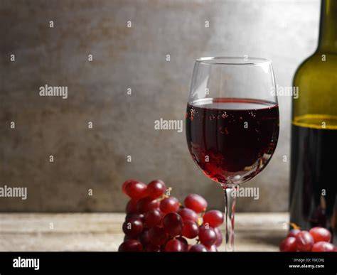 Erdbeeren und Rotwein auf einem rustikalen Tisch