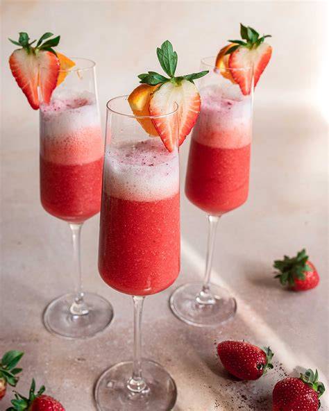 Erdbeeren und ein Glas Prosecco als Begleitung