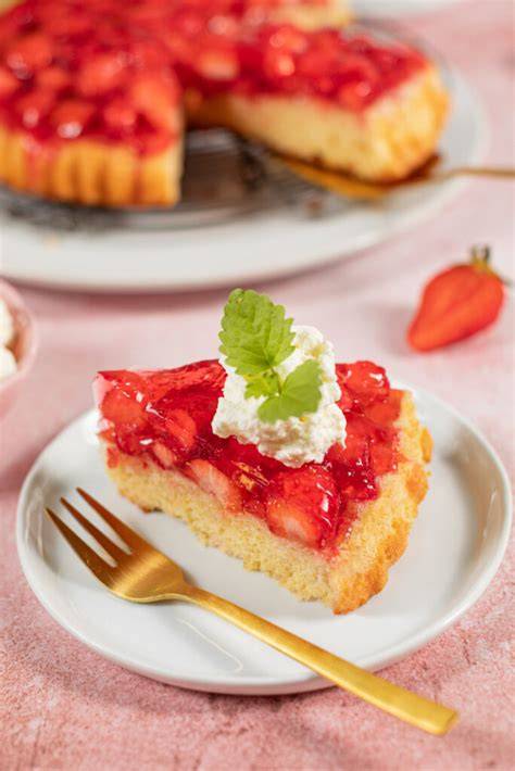 Erdbeerkuchen angerichtet für den Kaffeetisch, sommerliche Stimmung