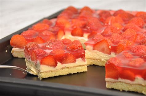 Erdbeerkuchen auf Tortenboden angeschnitten, Erdbeeren im Fokus