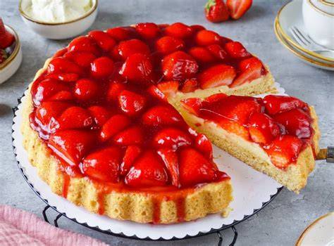 Erdbeerkuchen fertig auf dem Tisch