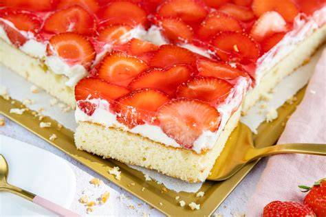 Erdbeerkuchen im Familienkreis serviert