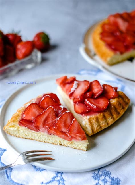 Erdbeerkuchen mit Biskuitboden, Vanillepudding und glänzendem Tortenguss