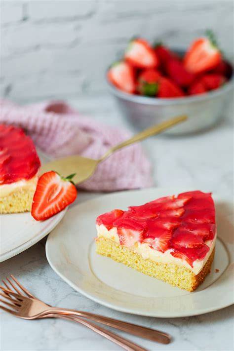 Erdbeerkuchen mit Pudding auf Springform