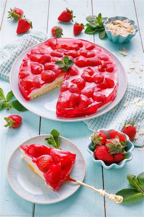 Erdbeerkuchen mit Pudding auf Springform, fertiger Kuchen von oben