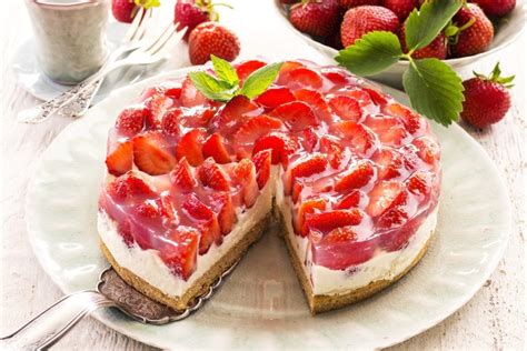 Erdbeerkuchen ohne Backen: Keksboden, Frischkäsecreme, Erdbeerspiegel