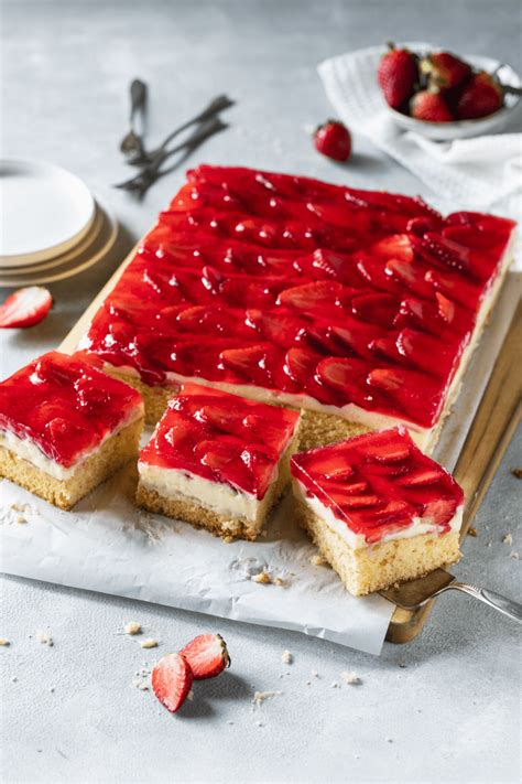 Erdbeerkuchen vom Blech mit glänzendem Tortenguss