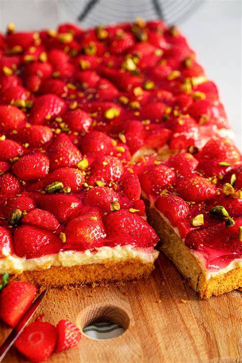 Erdbeerkuchen vom Blech mit rotem Tortenguss