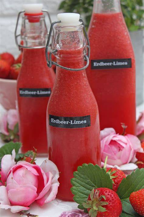 Erdbeerlimes in Flaschen und Zutaten