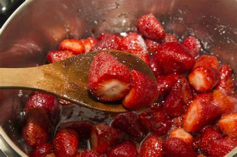 Erdbeermarmelade Kochen im Topf