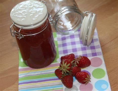 Erdbeermarmelade im Glas Schritt für Schritt