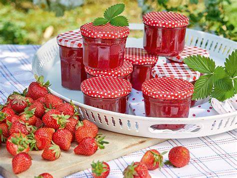 Erdbeermarmelade in Gläsern