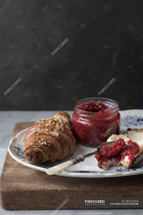 Erdbeermarmelade und Mürbeteig auf Holzbrett
