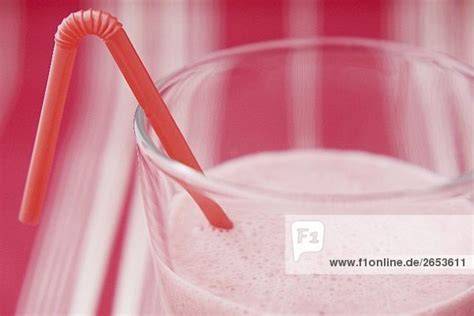 Erdbeermilch im Glas mit Strohhalm