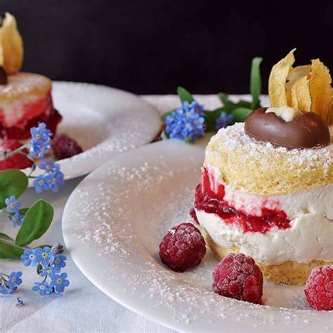 Erdbeerminze-Blätter und weiße Schokolade-Dessert